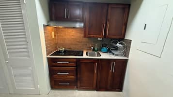 Fridge, microwave, stovetop, coffee/tea maker