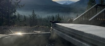 The Peak: Hot tub + Mt. Views