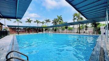 Seasonal outdoor pool, lifeguards on site