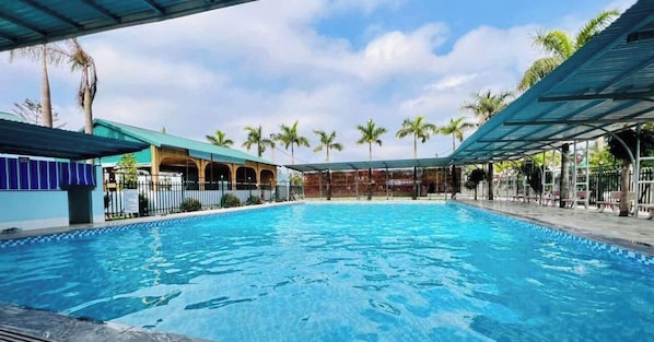 Seasonal outdoor pool, lifeguards on site
