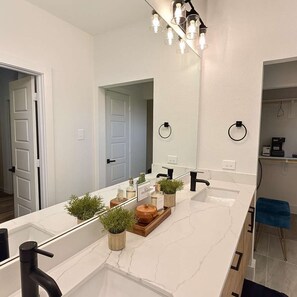 Shower, hair dryer, shampoo - Spa+Fun | HotTub+Sauna+Gym+Casino+Billard+PingPong (Dallas)