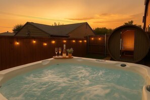 Outdoor spa tub - Spa+Fun | HotTub+Sauna+Gym+Casino+Billard+PingPong (Dallas)