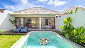 A modern house with a swimming pool, a dining area with a buffet, and a large garden. - Villa Sylvia by Pertama Stay (Kerobokan)