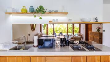 Full-sized fridge, microwave, oven, stovetop