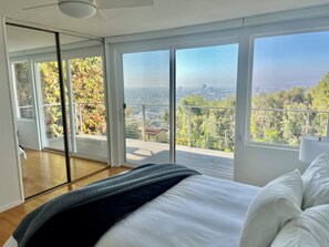 3 bedrooms, desk, iron/ironing board, WiFi - CASA DE CIELO- SUNSET BLVD STRIP- HOLLYWOOD HILLS- THE BEST LOCATION!!!! (Los Angeles)