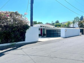 Exterior - CASA DE CIELO- SUNSET BLVD STRIP- HOLLYWOOD HILLS- THE BEST LOCATION!!!! (Los Angeles)