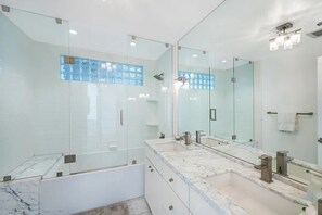 Dusche, Handtücher, Seife, Shampoo