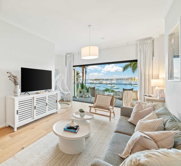 Téléviseur, chaîne audio, bureau