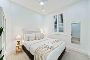 3 dormitorios, escritorio, tabla de planchar con plancha y cuna de viaje