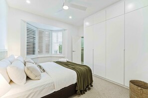 3 soverom, skrivebord, strykejern/-brett og reiseseng for barn