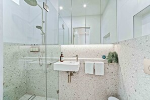 Douche, sèche-cheveux, serviettes fournies