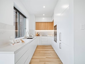 Refrigerador, microondas, horno, placa de cocina