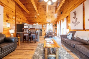 Smart TV, fireplace, video games, table football - "New" Cozy Family Retreat! Beautiful Mountain Views! Hot tub! Arcade! (Sevierville)