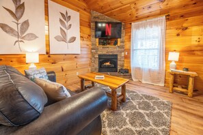 Smart TV, fireplace, video games, table football - "New" Cozy Family Retreat! Beautiful Mountain Views! Hot tub! Arcade! (Sevierville)