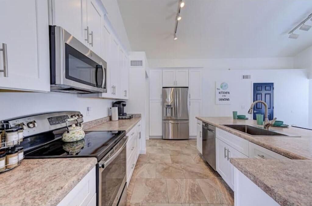 Geladeira, micro-ondas, fogão, cooktop