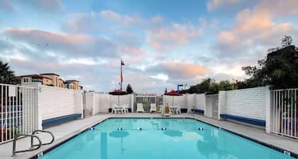 Super 8 by Wyndham Santa Clara