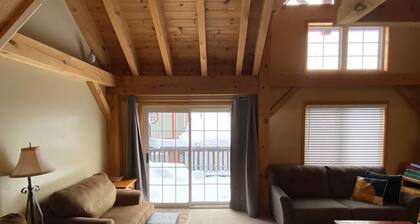 Prime Ski-in/Ski-out Large Family-Friendly Chalet at Big White w/ Hot Tub.