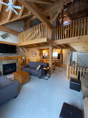 Smart TV, fireplace - Prime Ski-in/Ski-out Large Family-Friendly Chalet at Big White w/ Hot Tub. (Beaverdell)