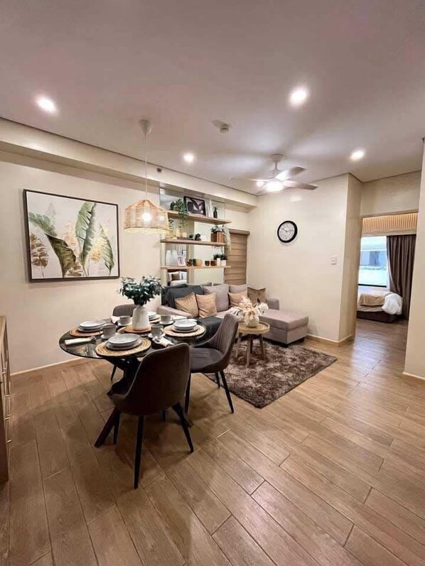 1 habitación, escritorio y espacio para trabajar con laptop 