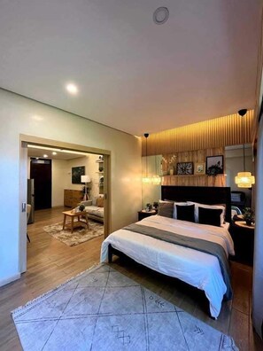 1 habitación, escritorio y espacio para trabajar con laptop 