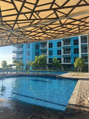 4 สระว่ายน้ำกลางแจ้ง