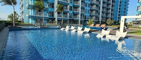 4 outdoor pools