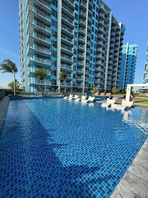 4 outdoor pools - BAYSHORE RESIDENTIAL RESORT 2 PHASE 1 (Parañaque)