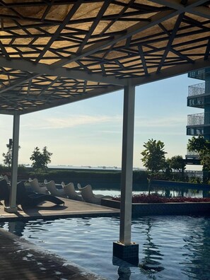 4 outdoor pools