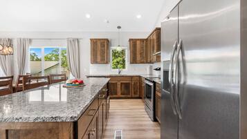 Geladeira, micro-ondas, fogão, cooktop