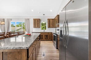 Fridge, microwave, oven, stovetop - Pvt Hot Tub-Near Port of Kimberling-Arcade Games-Free Attraction Tickets (Kimberling City)