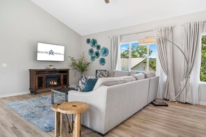 Smart TV, fireplace - Pvt Hot Tub-Near Port of Kimberling-Arcade Games-Free Attraction Tickets (Kimberling City)