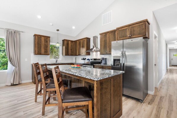 Fridge, microwave, oven, stovetop - Pvt Hot Tub-Near Port of Kimberling-Arcade Games-Free Attraction Tickets (Kimberling City)