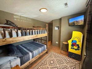 2 bedrooms, iron/ironing board, WiFi, bed sheets - Townhome kids&pet friendly,Hot Tub,acrade,close to Dollywood,December low prices (Sevierville)