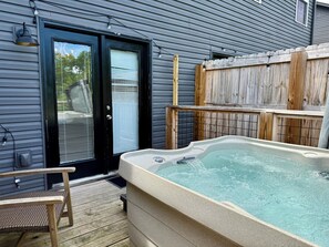 Outdoor spa tub - Townhome kids&pet friendly,Hot Tub,acrade,close to Dollywood,December low prices (Sevierville)