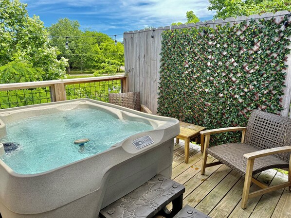 Outdoor spa tub - Townhome kids&pet friendly,Hot Tub,acrade,close to Dollywood,December low prices (Sevierville)
