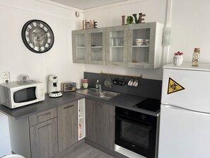 Mikrowelle, Ofen, Herdplatte, Wasserkocher mit Kaffee-/Teezubehör