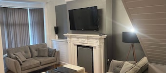 4-Guest Charm Home w/Street Parking & WiFi & Party