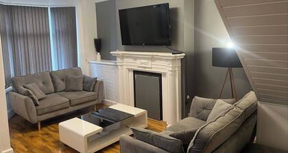 4-Guest Charm Home w/Street Parking & WiFi & Party