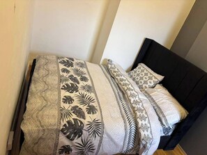 1 habitación, tabla de planchar con plancha, wifi y ropa de cama 