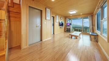 Basic Room, 2 Bedrooms (King Munmu Room(Ocean View/Group/BBQ)) | 1 bedroom, WiFi (free)