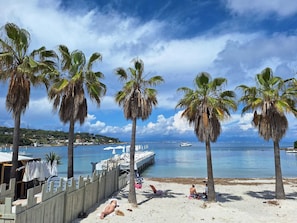 Plage à proximité, chaises longues
