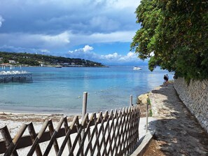 Beach nearby, sun loungers - 58m² Cap d'Antibes, sea view. Pool, free private parking, 10mn walk to the beach (Antibes)