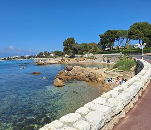 Beach nearby, sun loungers - 58m² Cap d'Antibes, sea view. Pool, free private parking, 10mn walk to the beach (Antibes)