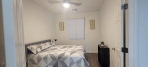 3 slaapkamers, een strijkplank/strijkijzer, wifi, beddengoed