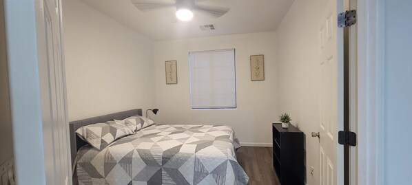 3 bedrooms, iron/ironing board, WiFi, bed sheets - Surprise: 3bedroom 2 baths Getaway! 1 story house (Surprise)