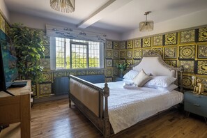 Iron/ironing board, WiFi, bed sheets, wheelchair access