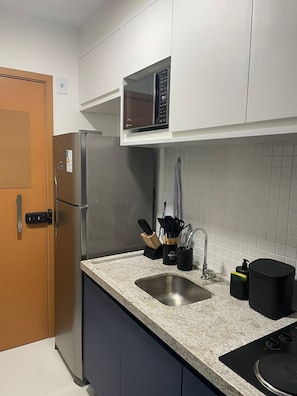 微波炉、炉灶、搅拌机、厨具/餐具