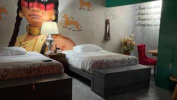 1 habitación, caja de seguridad en la habitación y escritorio