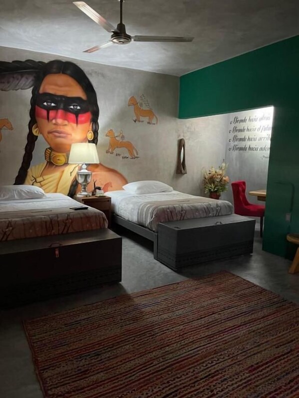 1 habitación, caja de seguridad en la habitación y escritorio 