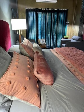 객실 내 금고, 책상, 노트북 작업 공간, 암막 커튼